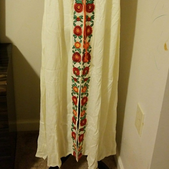Embroidry cream dress - Picture 2 of 4